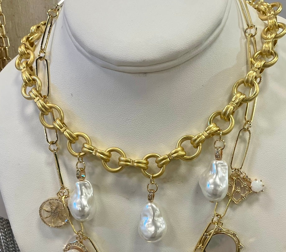 Triple pearl necklace